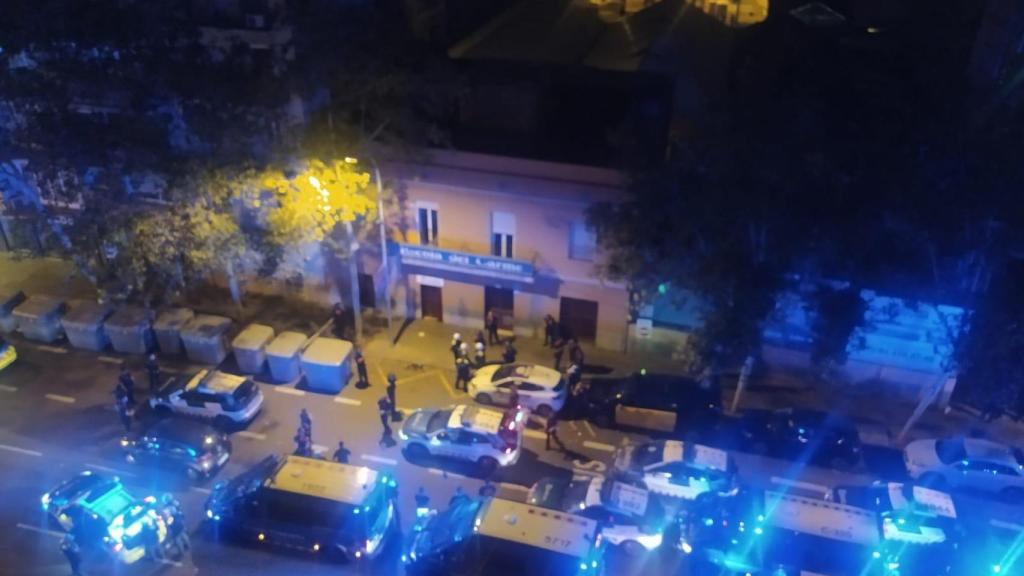 Imagen del intento de okupación en la Escola del carme en el barrio de Sants