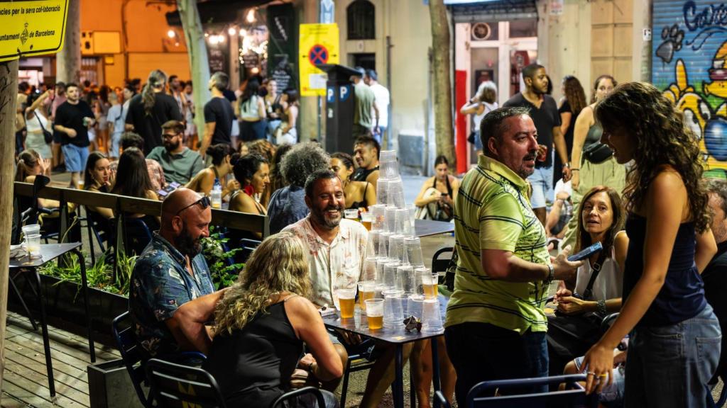 Veïns del barri de Sants durant les festes 2025