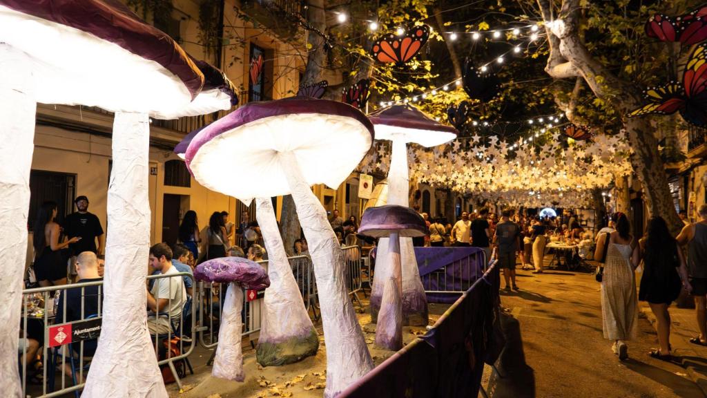 Carrer Valladolid decorat al barri de Sants durant les festes de 2025