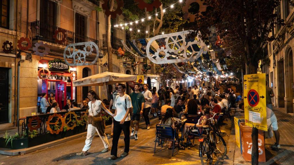 Ambiente en las calles del barrio de Sants durante las fiestas de 2025