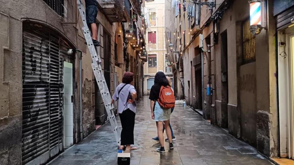 Vecinos de Picalquers instalando luces LED en las calles