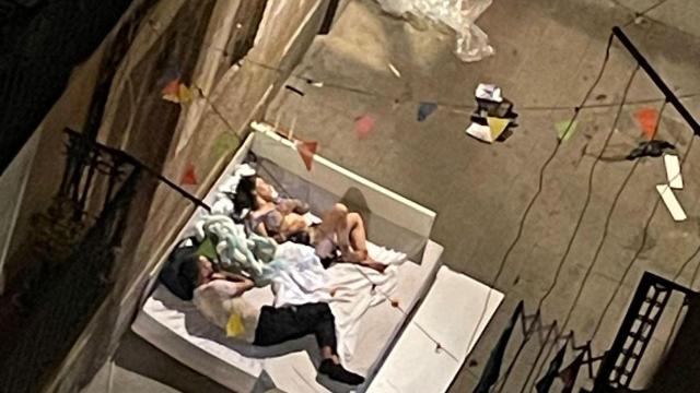 Dos toxicómanos acampados en la calle Picalquers del Raval