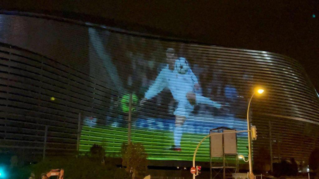 El Real Madrid proyecta una imagen de Zidane con el nuevo proyector del Bernabéu