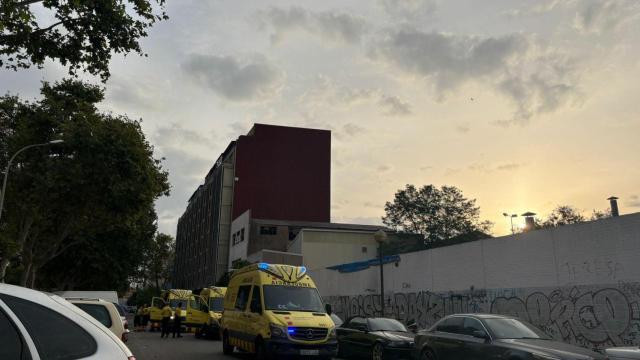 Ambulancias en el exterior del B9 en Badalona