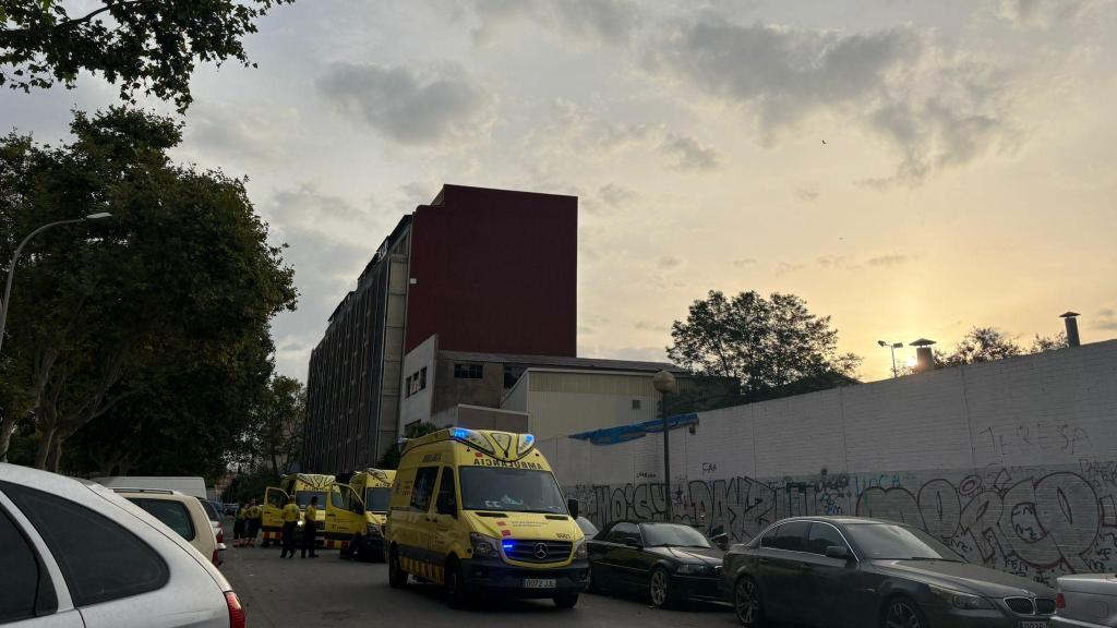 Ambulancias en el exterior del B9 en Badalona tras el apuñalamiento mortal
