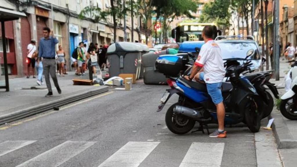 La calle Nàpols de Badalona durante las protestas por los cortes de luz