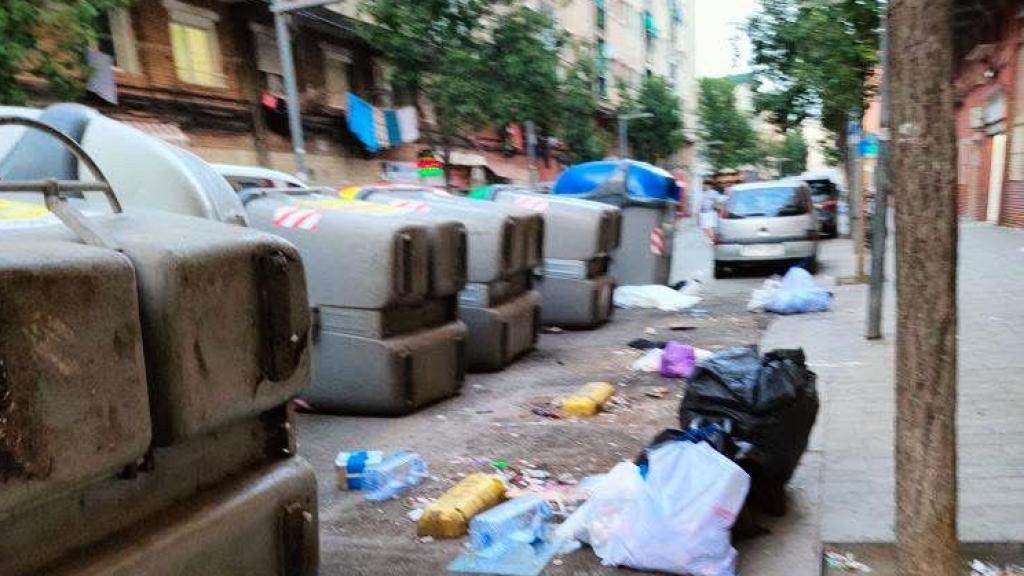 Barricadas en la calle Nàpols de Badalona durante las protestas por los cortes de luz