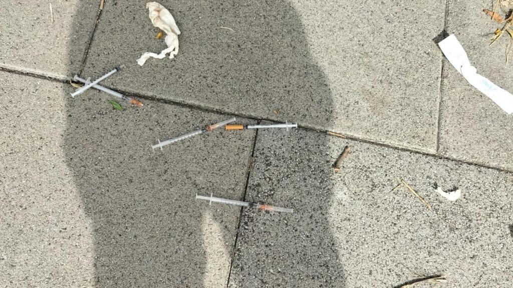 Jeringuillas usadas en plena calle de La Mina