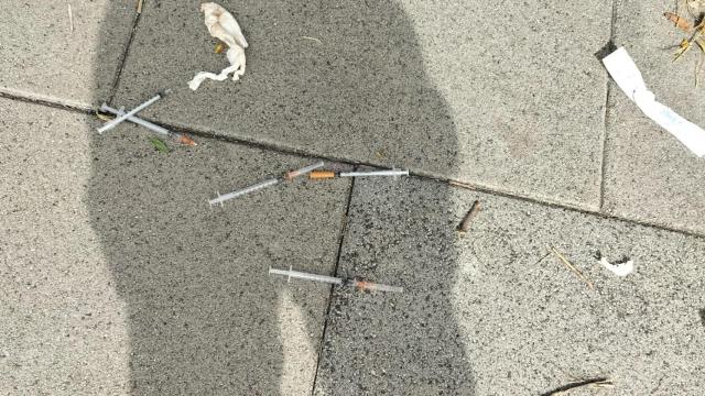 Jeringuillas usadas en plena calle de La Mina