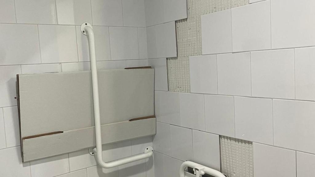 Interior de un baño en la residencia Sant Jordi de Cornellà