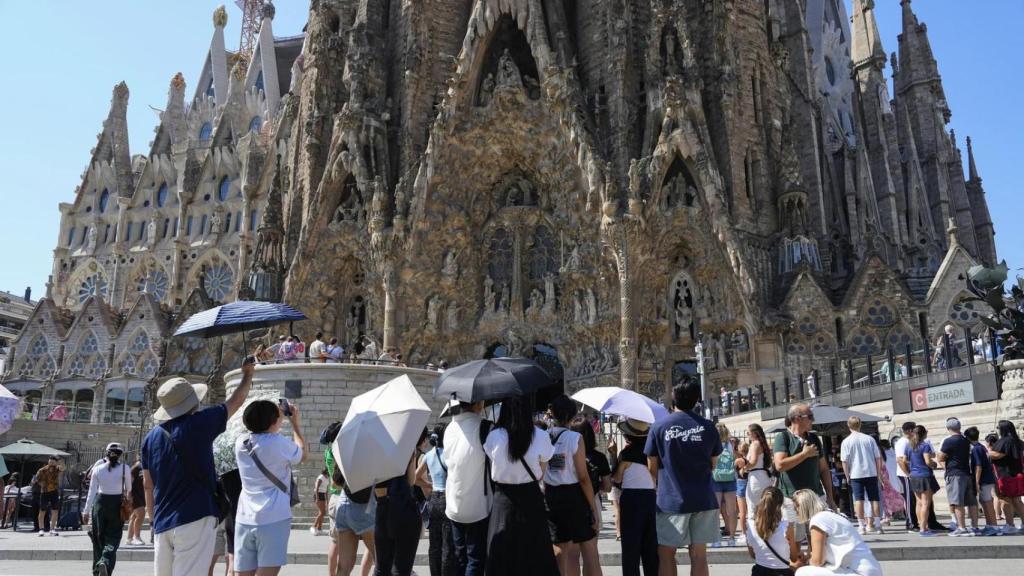Turistas visitan la Sagrada Familia