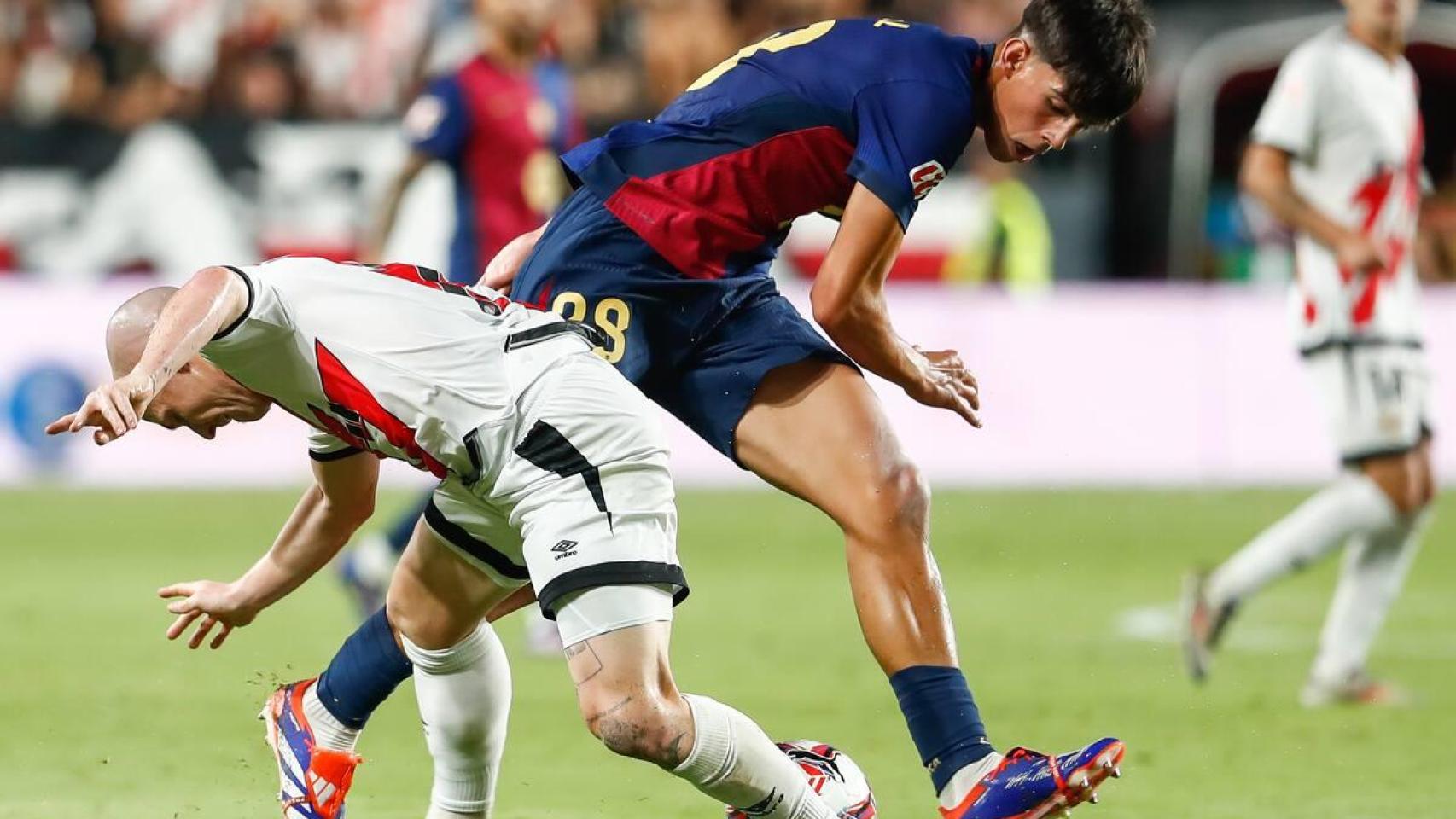 Isi Palazón y Marc Bernal compiten por un balón en el Estadio de Vallecas