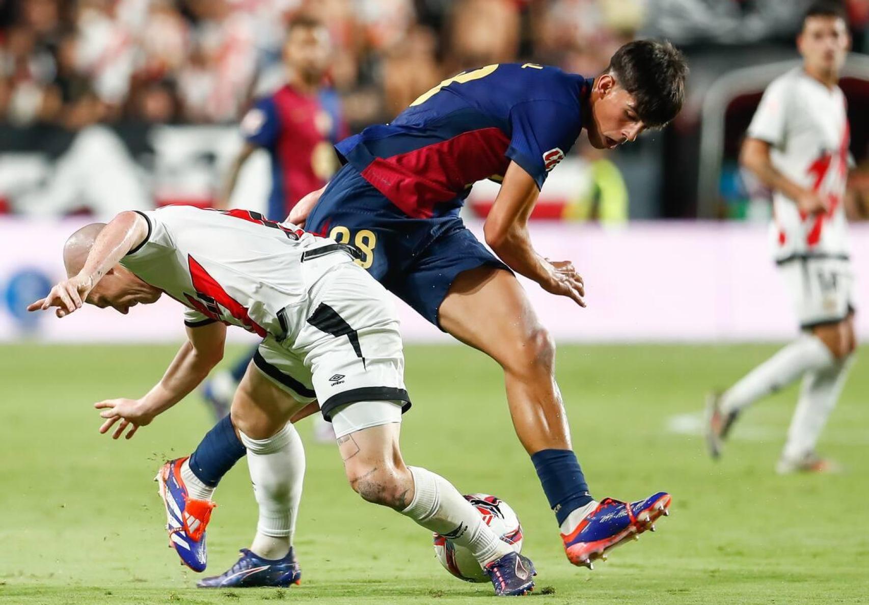 Isi Palazón y Marc Bernal compiten por un balón en el Estadio de Vallecas