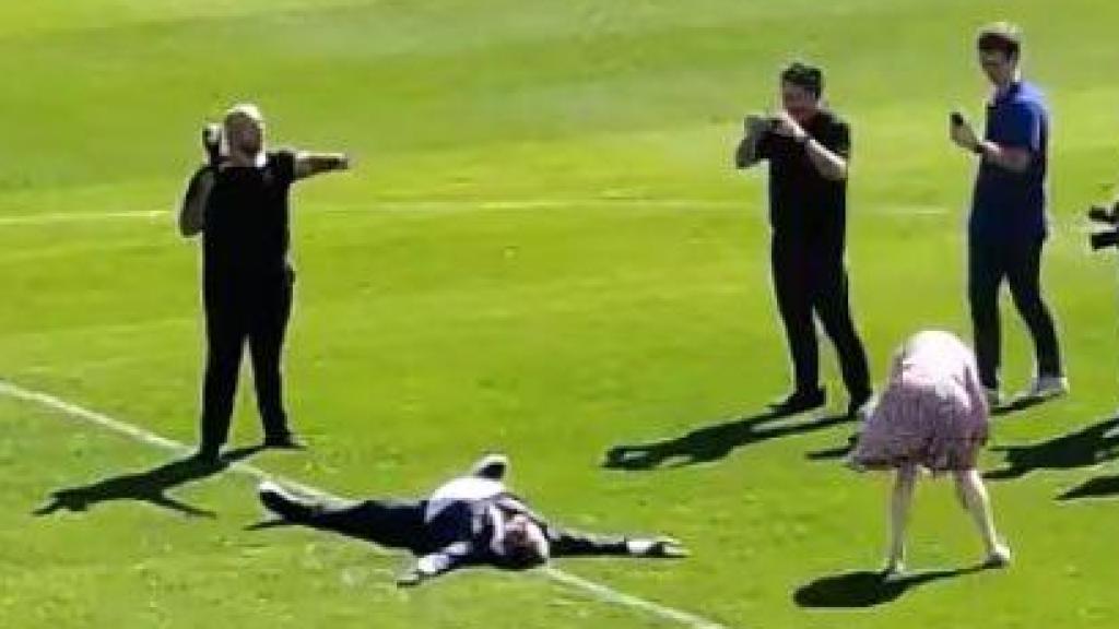 Joan Laporta tendido en el césped del nuevo Camp Nou