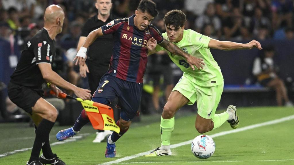 Pau Cubarsí pelea por un balón durante el Levante-Barça