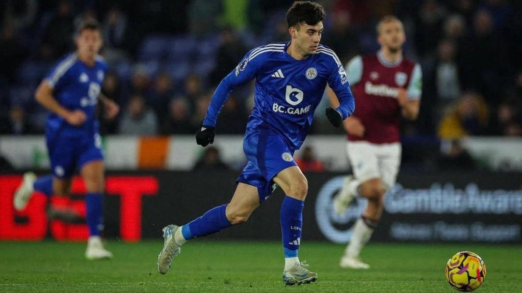Facundo Buenanotte conduce el balón en un partido con el Leicester City