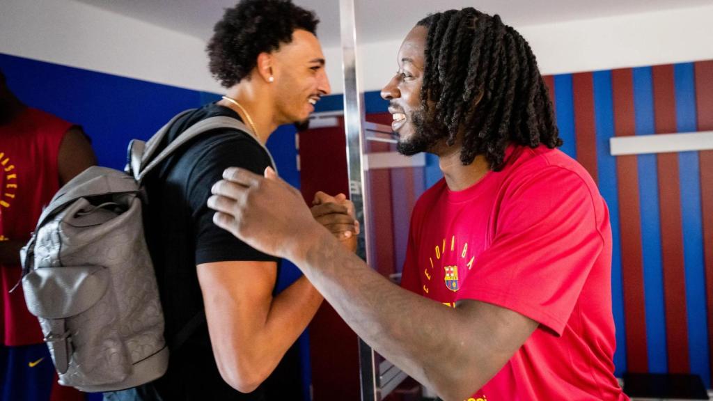 Miles Norris y Myles Cale se saluden en su primer día como jugadores del Barça de basket
