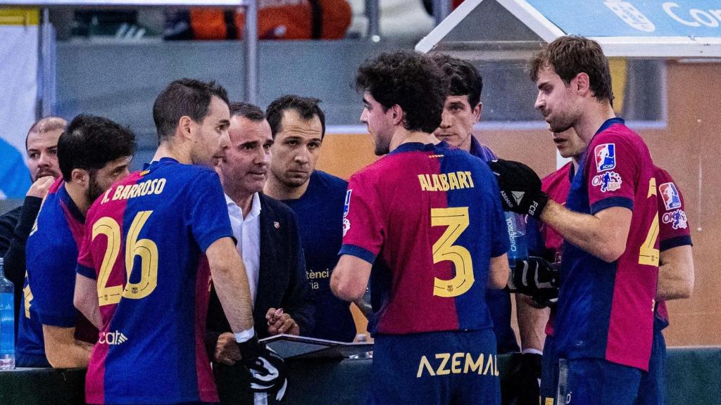 Los jugadores del Barça de hockey patines en medio de un tiempo muerto