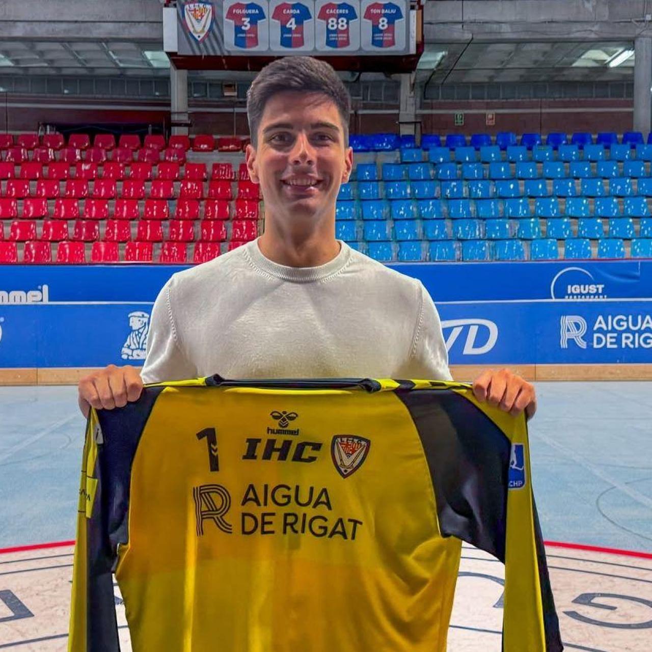 Arnau Martínez posando con la camiseta del Igualada Rigat