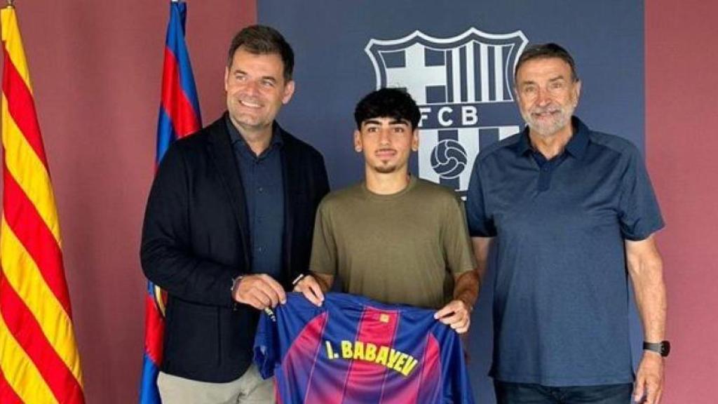 Ibrahim Babayev posa con la camiseta del Barça