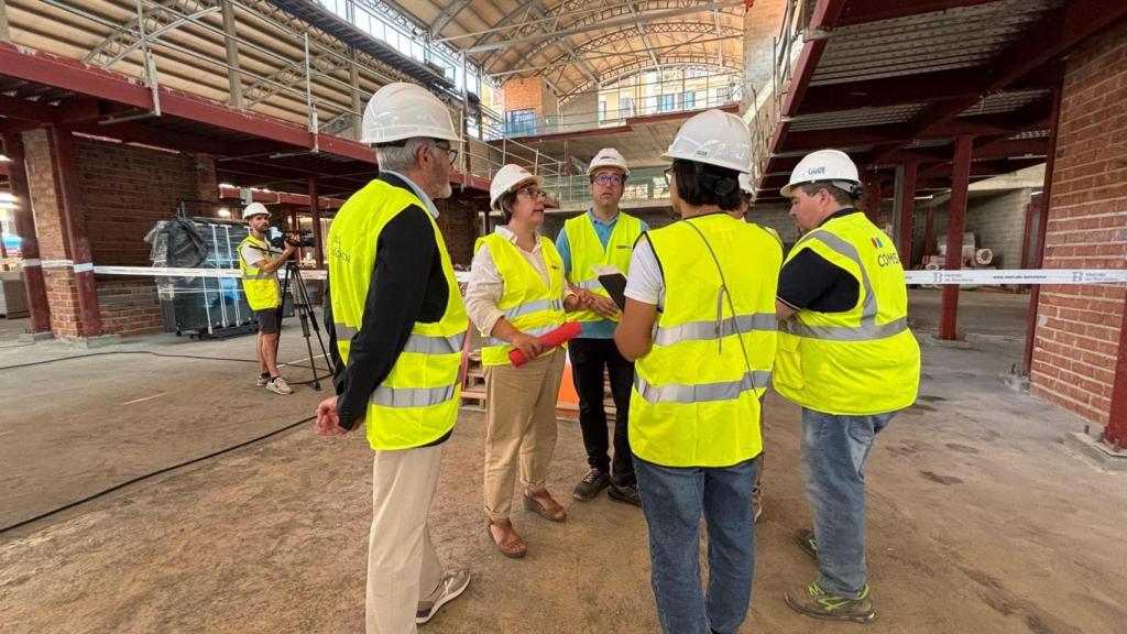 La teniente de alcalde Raquel Gil visita las obras del Mercat de l'Abaceria