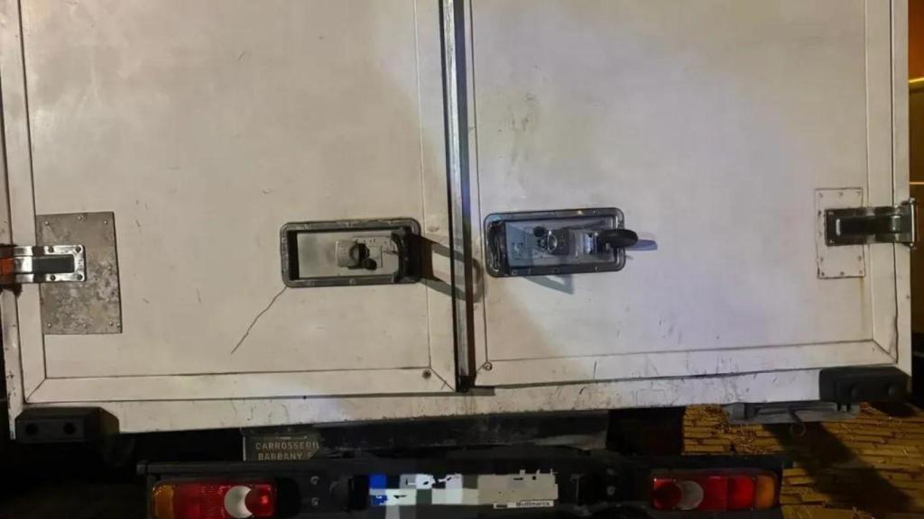 La puerta trasera del camión de donde se robó la nevera