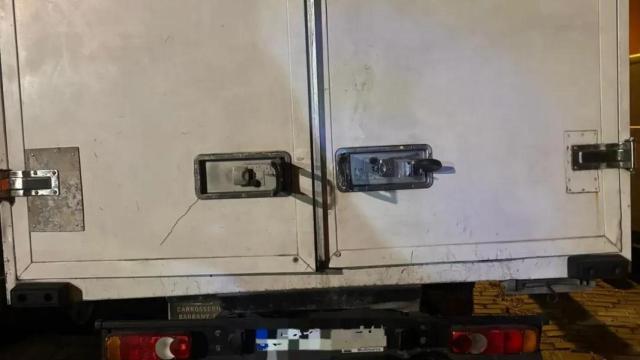 La puerta trasera del camión de donde se robó la nevera