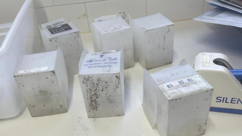 Suciedad y aparentes restos de heces de cucarachas en botes con medicación en la residencia Sant Jordi de Domus VI