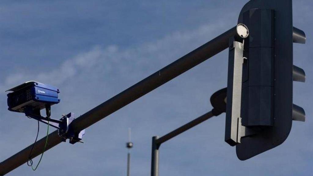 Una cámara en un semáforo