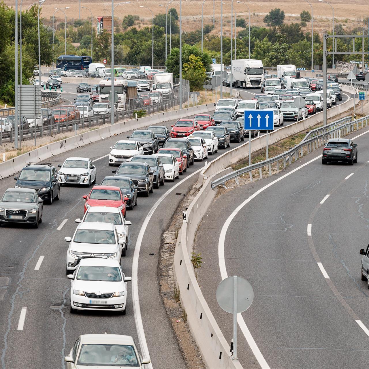Imatge d'arxiu de trànsit en una de les principals vies de Barcelona