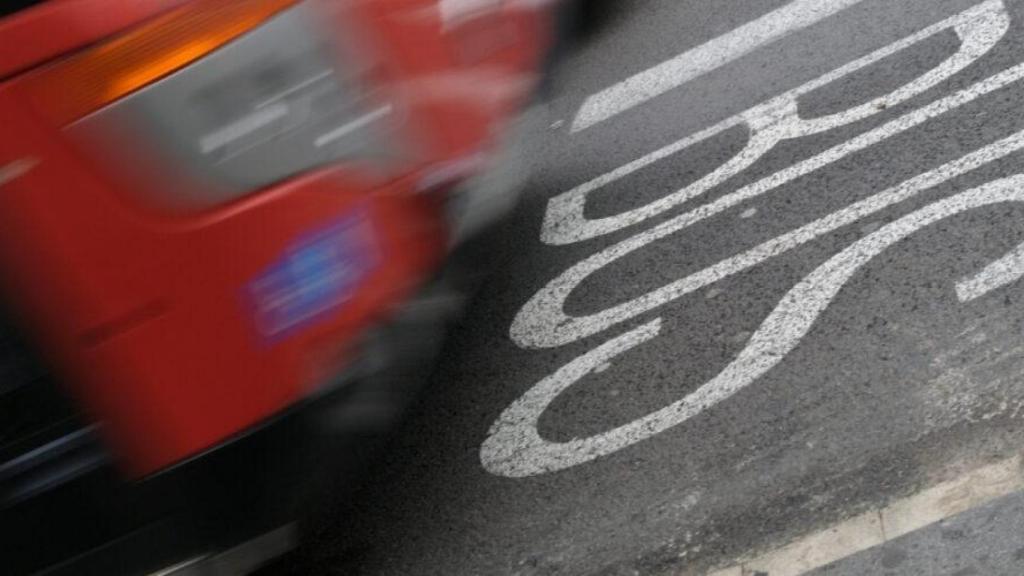 Un vehicle de TMB circula per un carril bus a Barcelona