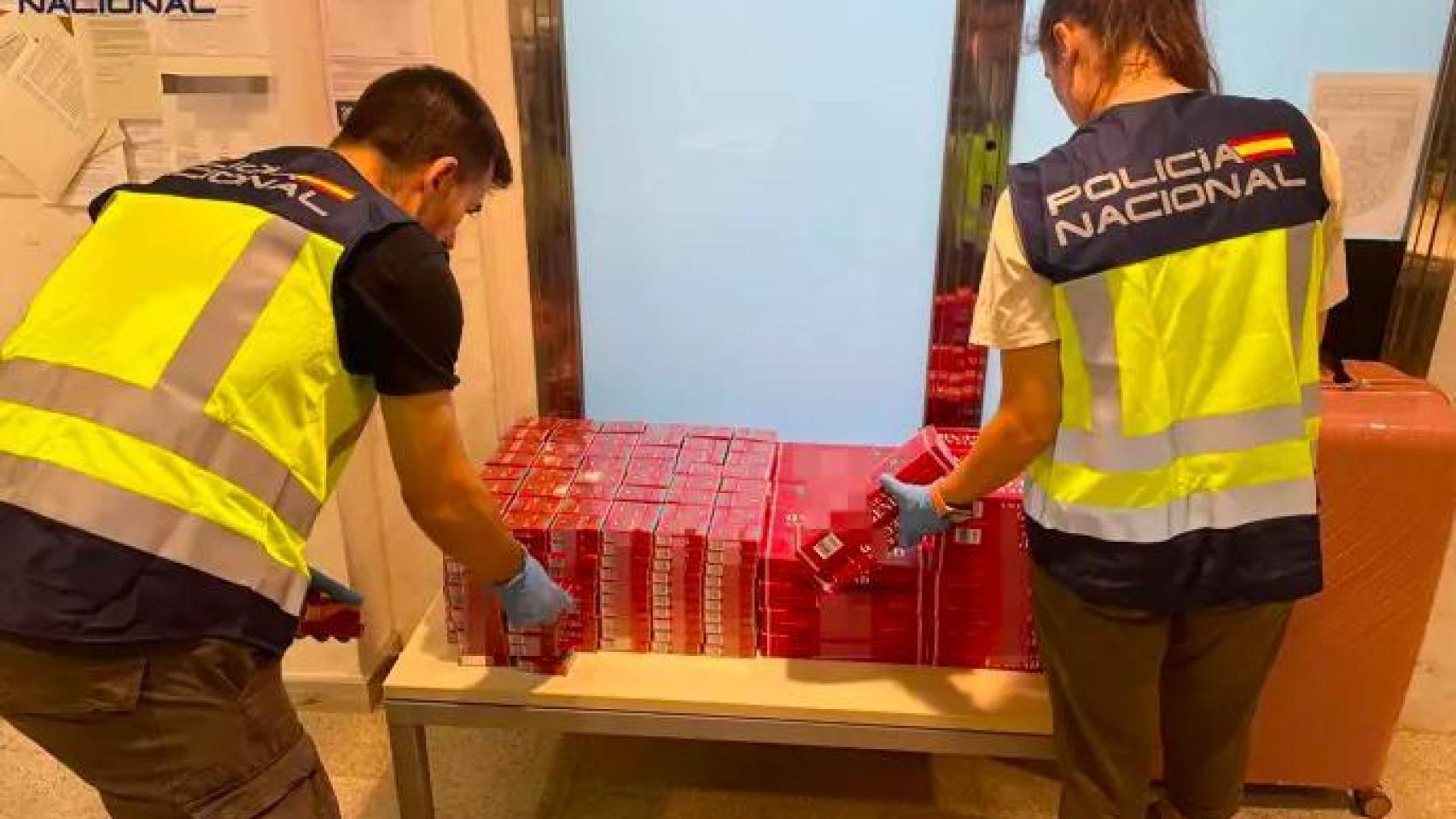 Agentes de la Policía Nacional junto a las cajetillas incautadas en la estación de autobuses Barcelona Nord