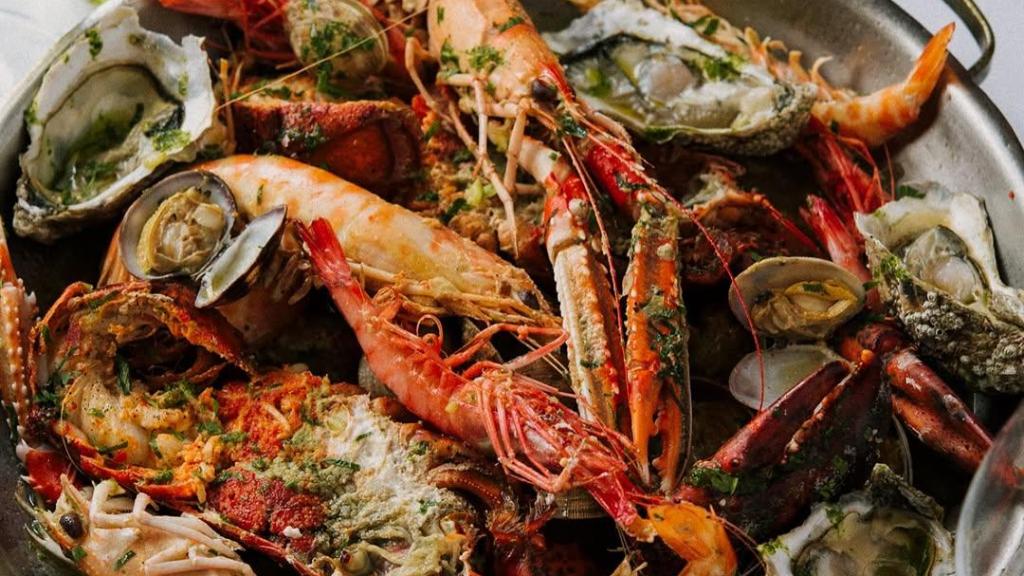 Cazuela de marisco con bogavante, cigalas, gambas, langostinos, ostras y almejas