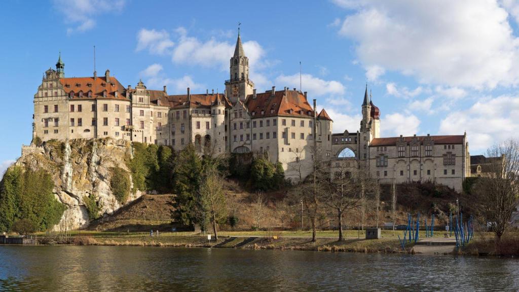 Ni Francia ni Cataluña: estos son los pueblos donde se rodó 'Estrany riu', la única película catalana presente en el Festival de Venecia
