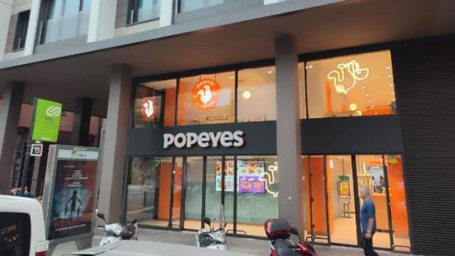 Exterior de uno de los nuevos Popeyes en Barcelona
