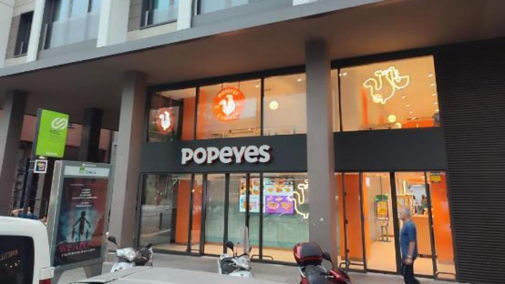 Exterior de uno de los nuevos Popeyes en Barcelona