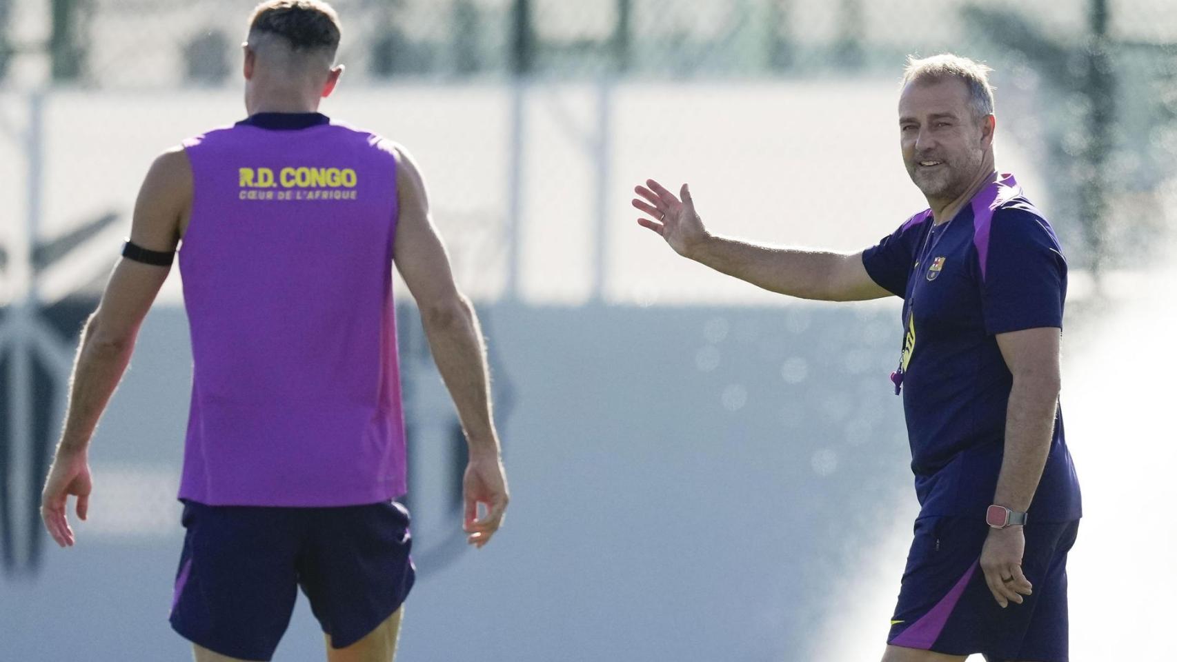 Hansi Flick habla con Robert Lewandowski en el entrenamiento previo al Rayo-Barça
