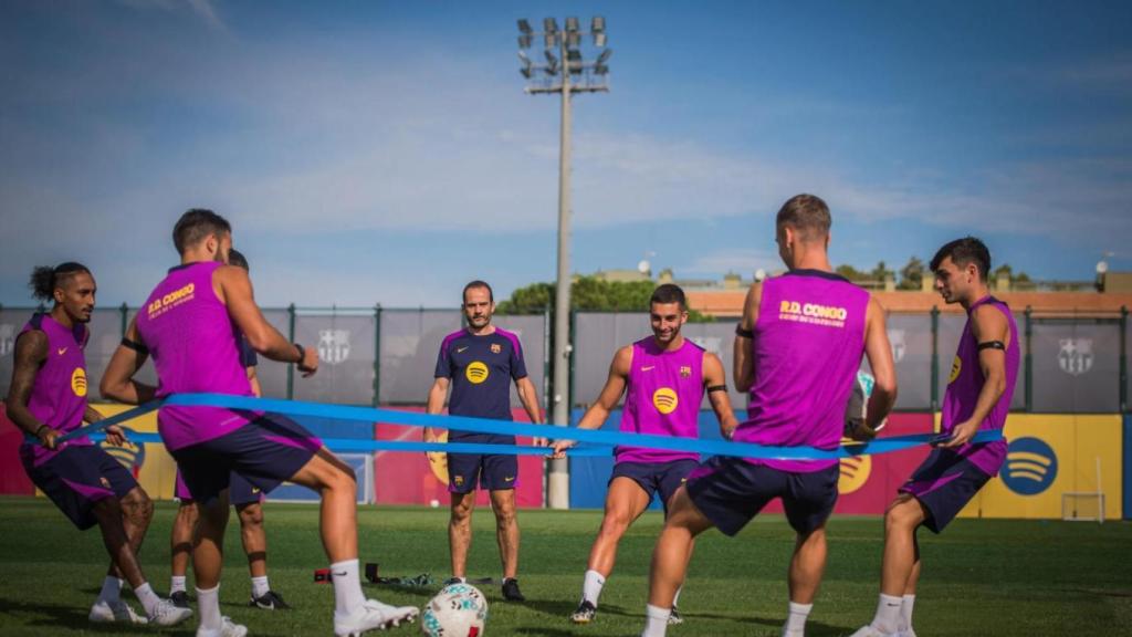 Los jugadores del Barça realizan un ejercicio con balón en un entrenamiento