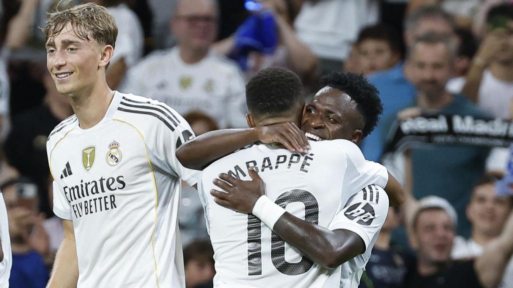 Vinicius Jr y Kylian Mbappé se funden en un abrazo para celebrar un gol durante el Real Madrid-Mallorca