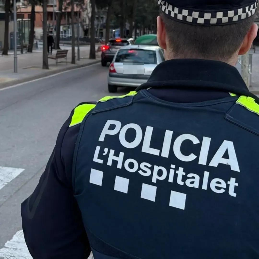 Un agent de la Guàrdia Urbana de L'Hospitalet