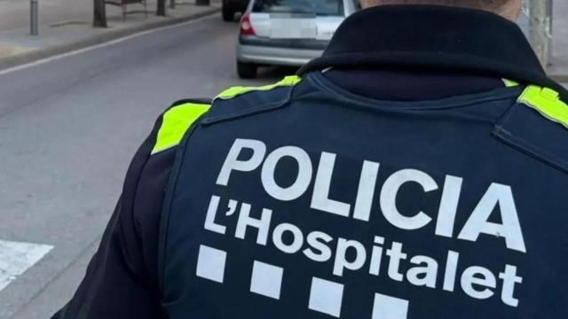 Un agente de la Guardia Urbana de L'Hospitalet