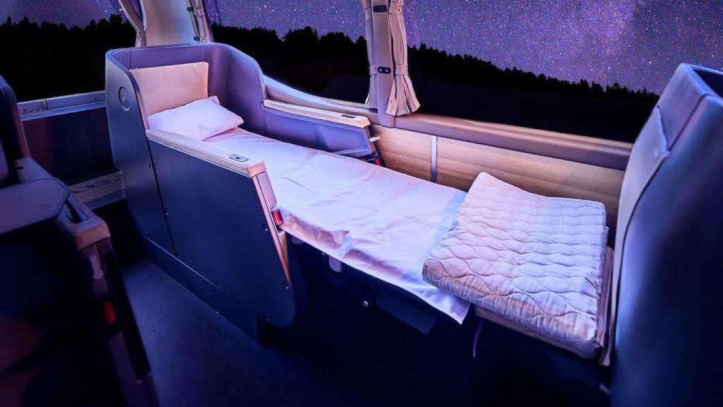 Interior del primer autobús amb llits per viatjar de nit entre ciutats d'Europa