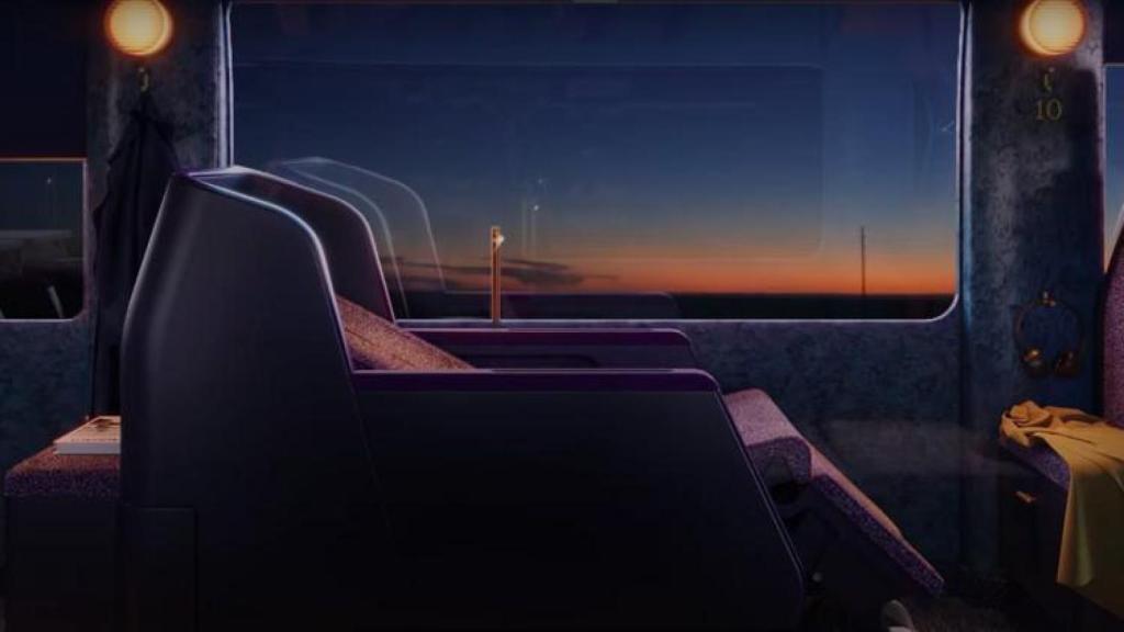 Interior del primer autobús amb llits per viatjar de nit entre ciutats d'Europa