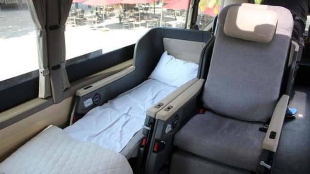 Interior del primer autobús con camas para viajar de noche entre ciudades de Europa
