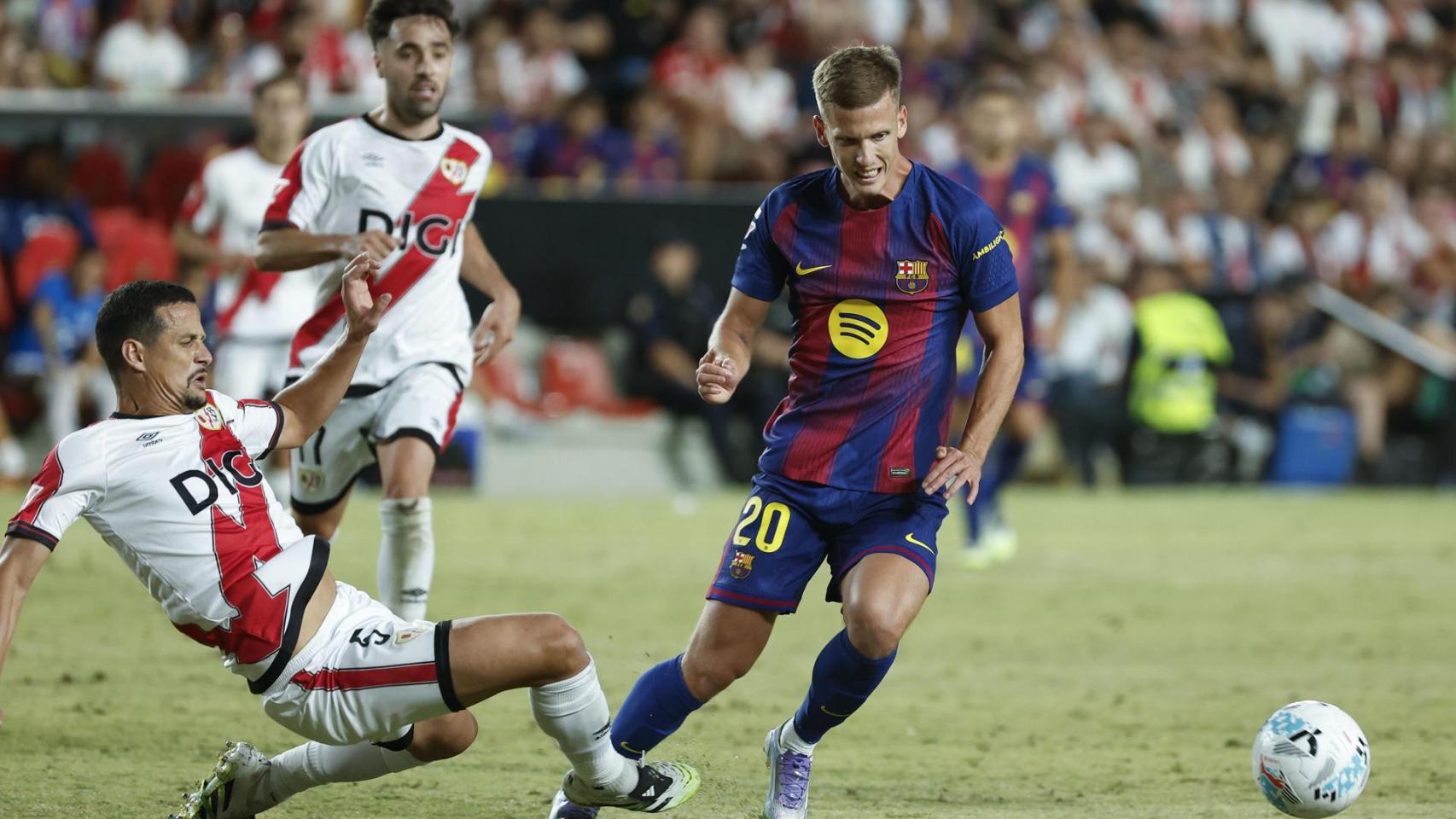 Dani Olmo, desaparecido durante el Rayo-Barça de Liga