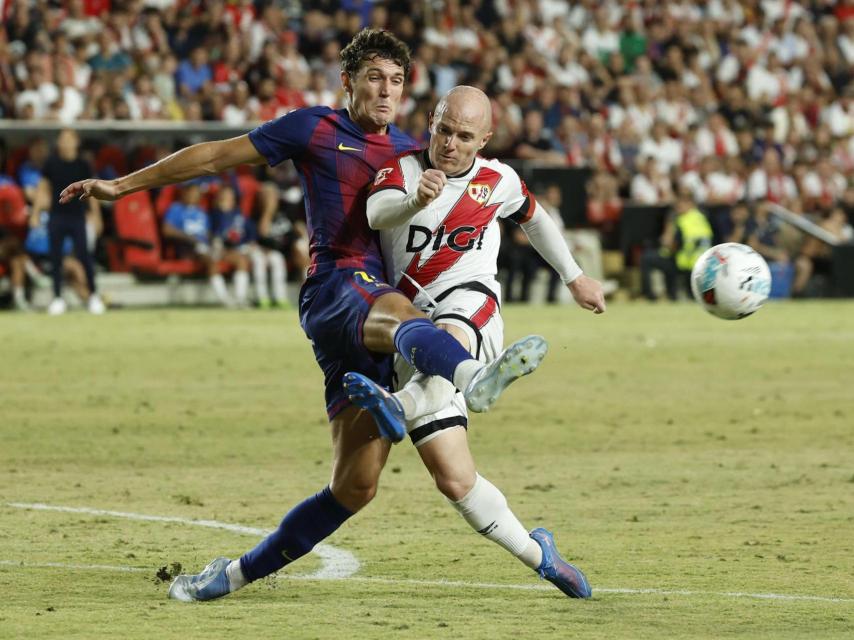 Andreas Christensen intenta frenar a Isi Palazón