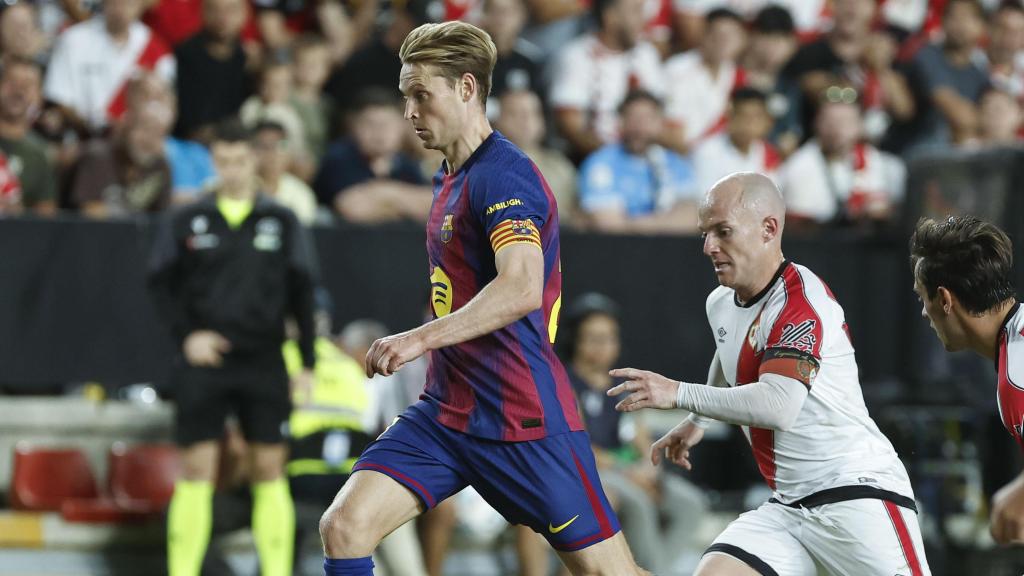 Frenkie de Jong conduce el balón en el Rayo-Barça