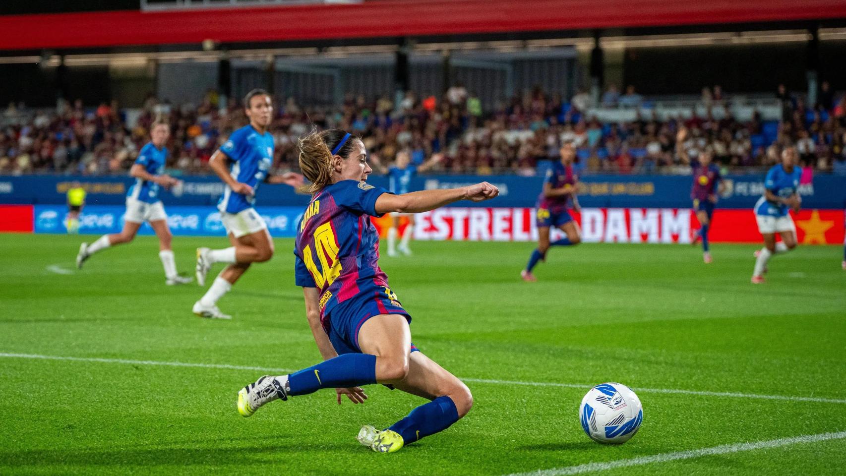 Aitana Bonmatí evita que salga un balón fuera del campo, en el partido contra el Alhama