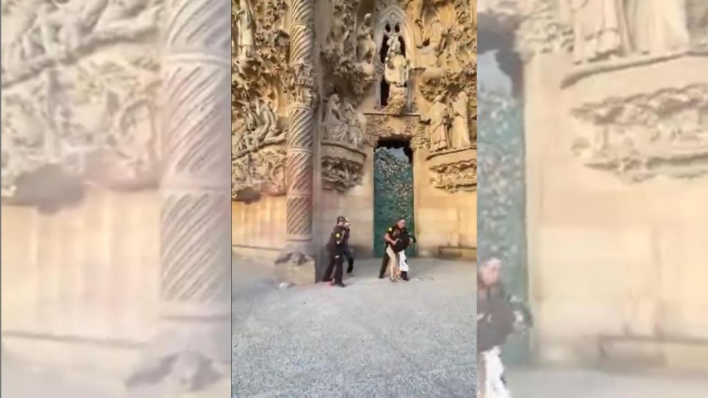 Ataque a la Sagrada Família: dos activistas lanzan polvo rojo en protesta contra los incendios forestales