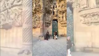 Ataque a la Sagrada Família: dos activistas lanzan polvo rojo en protesta contra los incendios forestales